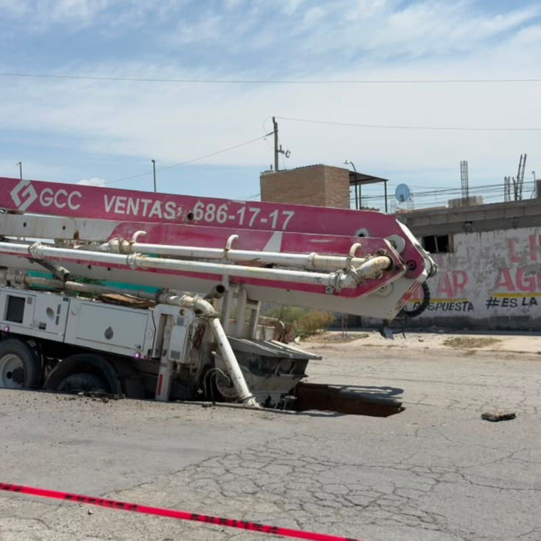 Una grúa cayó en un agujero sobre la Av. Valle del Cedro.